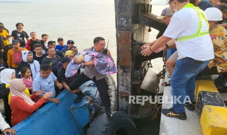 Proses evakuasi penumpang kapal ferry KMP Tranship1 yang terbakar di Pelabuhan Bakauheni, Lampung, Jumat (20/10/2023) petang. 