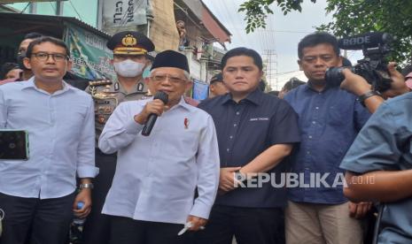 Wakil Presiden KH Ma'ruf Amin bersama Menteri BUMN Erick Thohir mengunjungi lokasi terdampak kebakaran Pertamina Plumpang, Sabtu (4/3/2023). 