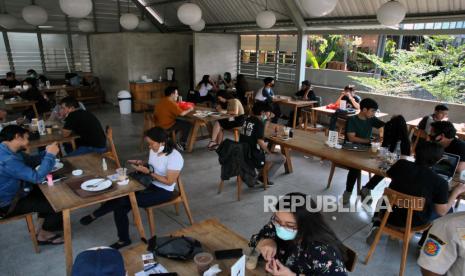 Sejumlah pengunjung berada di dalam restoran saat sidak penerapan protokol kesehatan di Kota Bogor, Jawa Barat, Ahad (7/6/2020). Dalam sidak tersebut sejumlah restoran di Kota Bogor masih belum menerapkan protokol kesehatan guna mencegah penyebaran pandemi COVID-19 seperti pengukuran suhu tubuh, menjaga jarak duduk dan mengurangi kapasitas pengunjung sebanyak 50 persen dari kapasitas ruangan