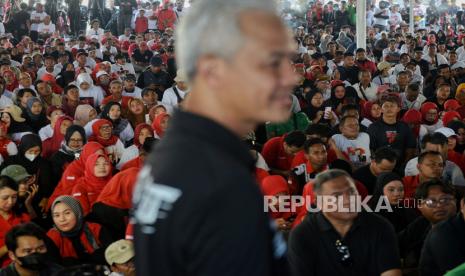 Calon presiden nomor urut 3, Ganjar Pranowo saat meluncurkan program KTP Sakti di Lapangan Bangsalan, Kecamatan Teras, Kabupaten Boyolali, Jawa Tengah, Sabtu (30/12/2023). 