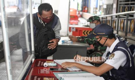 Petugas memeriksa dan mendata penumpang bus yang baru saja tiba di Terminal Giwangan, DI Yogyakarta, Selasa (13/5/2020). Memasuki minggu ketiga bulan Ramadhan petugas gabungan dari Dishub DIY dan TNI memperketat pemeriksaan kondisi penumpang bus untuk mencegah penyebaran COVID-19