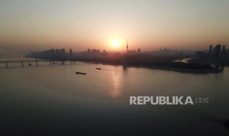  Foto udara ini menunjukkan cakrawala Wuhan, Cina, Kamis malam, 14 Januari 2021. Sebuah tim peneliti global tiba Kamis di kota Cina, tempat pandemi virus korona pertama kali terdeteksi untuk melakukan penyelidikan yang sensitif secara politik tentang asal-usulnya di tengah ketidakpastian tentang apakah Beijing mungkin mencoba mencegah penemuan yang memalukan.