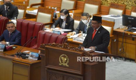 Menteri Dalam Negeri Tito Karnavian membacakan laporan Pemerintah dalam rapat paripurna ke-10 masa persidangan II tahun 2022-2023 di Kompleks Parlemen, Senayan, Jakarta, Kamis (17/11/2022). Dalam Rapat Paripurna tersebut DPR mengesahkan Rancangan Undang-Undang (RUU) tentang Pembentukan Provinsi Papua Barat Daya menjadi Undang-Undang (UU). Republika/Prayogi.