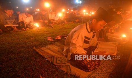 Santri melakukan tadarus Al-Quran