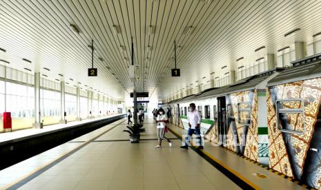 Kereta Api Bandara YIA saat uji coba sarana rangkaian kereta di Stasiun Kereta Api Bandara YIA, Kulonprogo, Yogyakarta, Senin (30/8). Rencananya KA Bandara YIA mulai beroperasi komersil pada September mendatang. Waktu tempuh menuju Bandara YIA dari Stasiun Yogyakarta selama 39 menit. Tarif yang diberlakukan pada awal operasional nanti sebesar Rp 20 ribu untuk sekali perjalanan.