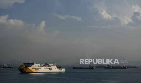 Sejumlah kapal menunggu untuk bersandar di Pelabuhan Merak, Banten, Jumat (17/3/2023). Kementerian Perhubungan mengatakan sudah memaksimalkan pengembangan Pelabuhan Ciwandan untuk persiapan momen mudik lebaran tahun ini. Kesiapan Pelabuhan Ciwandan diharapkan bisa mengurai kepadatan Pelabuhan Merak.