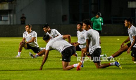 Sejumlah pesepak bola tim nasional Indonesia menjalani latihan.