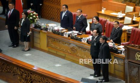 Ketua DPR RI Puan Maharani dan pimpinan DPR berfoto bersama dengan Hakim Agung dan calon Hakim AdHoc Tipikor pada Mahkamah Agung terpilih pada rapat paripurna ke-26 masa persidangan V tahun 2021-2022 di Kompleks Parlemen, Senayan, Jakarta, Kamis (30/6/2022). Rapat Paripurna tersebut beragendakan diantaranya pengambilan keputusan atas RUU pembentukan Provinsi Papua Selatan, Provinsi Papua Tengah, dan Provinsi Papua Pegunungan, Penyampaian keterangan pemerintah ata RUU tentang pertanggungjawaban pelaksanaan APBN 2021, Pengesahan calon Hakim Agung dan calon Hakim AdHoc Tipikor pada Mahkamah Agung terpilih dan pendapat fraksi-fraksi terhadap RUU usul inisiatif anggota DPR RI tentang Kesejahteraan Ibu dan Anak.Prayogi/Republika  