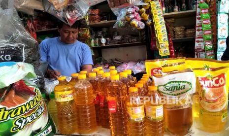 Beberapa merek minyak goreng dijual pedagang Pasar Beringharjo, Yogyakarta, Rabu (1/2/2023). Badan Pangan Nasional (NFA) memastikan, para produsen minyak goreng telah sepakat untuk memasok minyak goreng ke BUMN pangan yakni ID Food dan Bulog.