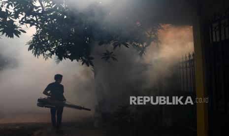 Petugas melakukan pengasapan (fogging) guna pencegahan penyakit Demam Berdarah Dengue (DBD)