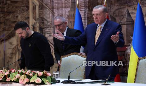 Pernyataan pers yang dihadiri Presiden Turki Recep Tayyip Erdogan dan Presiden Ukraina Volodymyr Zelenskyy di Istanbul pada Jumat (8/3/2024). 