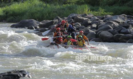 Wisatawan menikmati arung jeram di Daerah Aliran Sungai (DAS) Krueng Peusangan, Simpang Jaya, Kabupaten Bireuen, Aceh, Ahad (11/6/2023). Wisata arung jeram yang mengarungi DAS Krueng Peusangan mulai dari Kabupaten Bener Meriah hingga Bireuen tersebut menyuguhkan pemandangan alam yang asri, dengan menawarkan beberapa pilihan paket wisata mulai dari harga Rp150 ribu per orang hingga Rp400 ribu dengan jarak terpendek 4 kilometer hingga terpanjang 21 kilometer.  