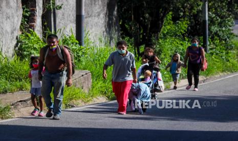  Migran Venezuela berjalan di jalan raya yang sarat dengan koper dan tas di San Cristobal, negara bagian Tachira, Venezuela, 07 Oktober 2020 (dikeluarkan 12 Oktober). Meninggalkan segalanya tetap menjadi pilihan ratusan warga Venezuela yang, diliputi oleh kemiskinan ekstrem, berjalan hingga lebih dari seribu kilometer dengan harapan meninggalkan negara itu, bahkan jika ini berarti berjalan selama berhari-hari dan sejumlah risiko di jalan. Mereka yang memutuskan untuk pindah, di tengah pandemi COVID-19, merasa bahwa mereka tidak akan rugi apa-apa di Venezuela dan mungkin sesuatu untuk diraih di negeri lain.