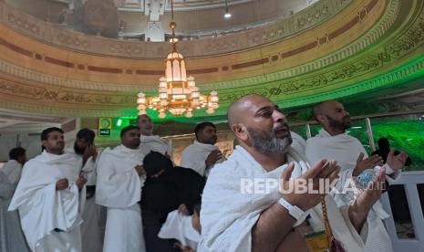 Umat Islam berdoa dengan latar belakang bukit Shafa di Masjidil Haram, Makkah, Arab Saudi.