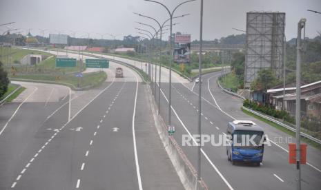 Kendaraan melintas di ruas tol Medan-Tebing Tinggi yang lenggang di Medan, Sumatera Utara, Ahad (10/5/2020).