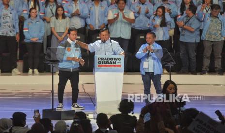 Capres dan Cawapres nomor urut 2 Prabowo Subianto dan Gibran Rakabuming Raka didampingi Menteri Investasi/Kepala BKPM Bahlil Lahadalia.