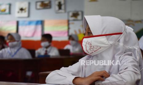 Murid SD mengikuti simulasi belajar tatap muka dengan menerapkan protokol kesehatan pencegahan penularan COVID-19 di SDN 1 Kare, Kabupaten Madiun, Jawa Timur, Senin (14/12/2020). Simulasi tersebut sebagai persiapan pelaksanaan belajar secara tatap muka pada masa pandemi COVID-19 yang akan dimulai 4 Januari 2021. 