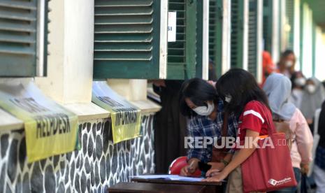 Orang tua wali melihat daftar pengumuman PPDB di SMPN 5 Yogyakarta, Kamis (23/6/2022). Sebanyak 320 siswa yang diterima PPDB di SMPN 5 Yogyakarta melalui jalur mutu, afirmasi, dan prestasi luar daerah langsung daftar ulang pada 23 dan 24 Juni 2022.