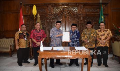 Pemerintah Kabupaten Banyumas menghibahkan empat bidang tanah untuk pengembangan Universitas Islam Negeri Prof KH Saifuddin Zuhri Purwokerto.