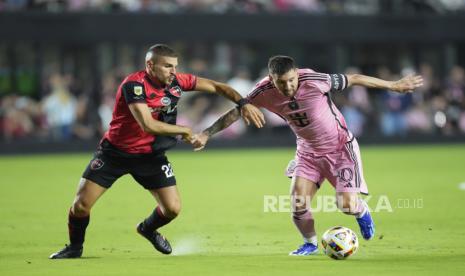 Lionel Messi (kanan) saat membela Inter Miami.