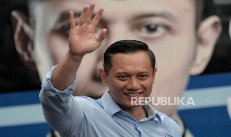 Ketua Umum Partai Demokrat Agus Harimurti Yudhoyono (AHY) menyapa kader partai Demokrat saat tiba di kantor DPP Partai Demokrat, Jakarta, Kamis (2/3/2023). Kunjungan bakal calon presiden dari Koalisi Perubahan Anies Baswesan ke kantor DPP Demokrat tersebut untuk melakukan pertemuan bersama Majelis Tinggi Partai Demokrat.