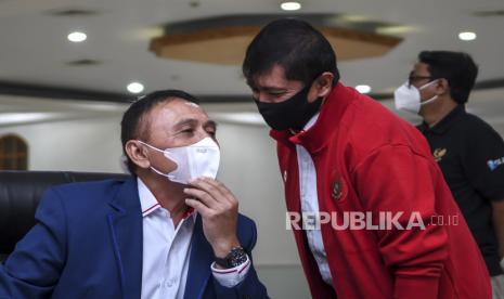 Ketua Umum PSSI Mochamad Iriawan (kiri) berbincang dengan Direktur Teknik PSSI, Indra Sjafri (kanan).