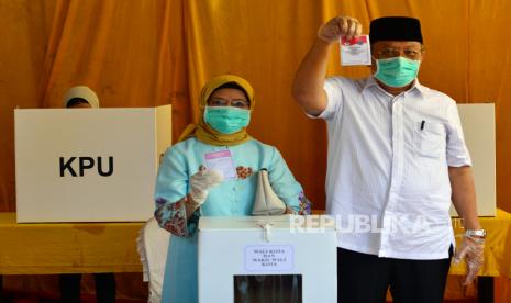 Benyamin Klaim Menangkan Pilkada Tangsel. Calon Wali Kota Tangerang Selatan nomer urut tiga Benyamin Davnie (kanan) beserta istri menunjukan surat suara saat menggunakan hak pilihnya di TPS 16 Lengkong Karya, Serpong, Tangerang Selatan, Banten, Rabu (9/12/2020). Sebanyak 976.019 orang terdaftar dalam Daftar Pemilih Tetap (DPT) pada Pilkada Kota Tangerang Selatan 2020 yang diikuti tiga pasang calon Wali Kota dan Wakil Wali Kota Tangerang Selatan yakni nomor urut satu Muhammad - Rahayu Saraswati, nomor urut dua Azizah - Ruhamaben dan nomor urut tiga Benyamin Davnie - Pilar Saga Ikhsan. 