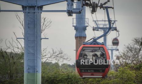 Wisatawan menaiki kereta gantung di Taman Impian Jaya Ancol, Jakarta Utara, Selasa (14/9/2021). Rencana manajemen Ancol membangun Museum Sejarah Nabi Muhammad SAW belum terealisasi hingga kini.