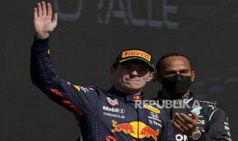  Pembalap Red Bull Max Verstappen (kiri) dan driver Mercedes Lewis Hamilton akan berebut gelar juara Formula Satu (F1) 2021 di GP Abu Dhabi, Ahad (12/12).