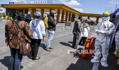 Sejumlah pengendara mengantre untuk menjalani test swab Covid-19 di Pos Pemeriksaan Pembatasan Sosial Berskala Besar (PSBB), Gerbang Tol Pasteur, Kota Bandung, Kamis (14/5). Test swab yang dilakukan di tujuh titik pos pemeriksaan Pembatasan Sosial Berskala Besar (PSBB) Kota Bandung tersebut bertujuan untuk mendeteksi dan mencegah penyebaran covid-19 di kawasan tersebut