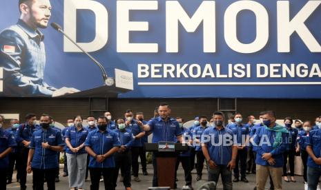 Ketua Umum Partai Demokrat Agus Harimurti Yudhoyono alias AHY didampingi para kader menyampaikan keterangan kepada wartawan terkait ditolaknya hasil KLB Deli Serdang oleh Kementerian Hukum dan HAM, di Kantor DPP Partai Demokrat, Jakarta, Rabu (31/3). Dalam kesempatan tersebut AHY menyampaikan rasa terima kasihnya kepada pemerintah yang menolak hasil Kongres Luar Biasa (KLB) Deli Serdang. Ia juga menegaskan tidak ada dualisme di internal Partai Demokrat.Prayogi/Republika