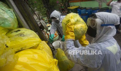 Petugas memindahkan kantong-kantong berisi limbah masker masyarakat dari truk milik Dinas Lingkungan Hidup (DLH) DKI Jakarta ke truk milik PT Wastec Internasional di Dipo Sampah Ancol, Jakarta, Rabu (15/7/2020). DLH DKI Jakarta bekerja sama dengan PT Wastec sebagai pihak ketiga untuk memusnahkan sampah masker dari masyarakat yang berpotensi masuk dalam kategori limbah bahan beracun berbahaya (limbah B3) sebagai upaya mencegah penyebaran COVID-19. ANTARA FOTO/Aditya Pradana Putra/foc. 