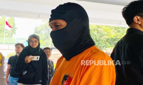 Tersangka kasus KDRT di Parung Panjang Kabupaten Bogor, IJ (58 tahun) di Mapolres Bogor, Senin (20/11/2023). Menyaksikan KDRT, anak bisa menormalisasi tindak kekerasan.