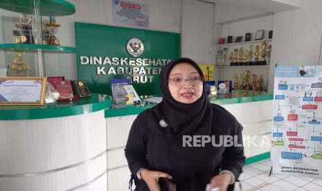 Sekretaris Dinas Kesehatan Kabupaten Garut, Leli Yuliani, saat diwawancara di kantornya.