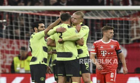 Pemain Manchester City Erling Haaland (kanan tengah) memeluk Ruben Dias pada pertandingan sepak bola leg kedua perempat final Liga Champions antara Bayern Munchen dan Manchester City, di stadion Allianz Arena di Munchen, Jerman, Kamis (20/4/2023) dini hari WIB. 