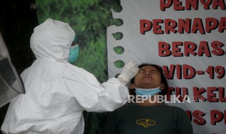 Petugas kesehatan melakukan tes usap PCR COVID-19 kepada warga di Lokasi Swab PCR Puskesmas Kecamatan Gambir, Jakarta, Jumat (23/7). Positivity rate tertinggi di Jakarta terjadi tengah Juli dengan angka 48 persen.