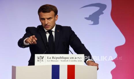 Presiden Prancis Emmanuel Macron menyampaikan pidato untuk mempresentasikan strateginya untuk melawan separatisme di Les Mureaux, di luar Paris, 02 Oktober 2020.