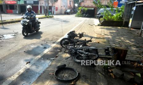 Bangkai motor dibakar pascarusuh di ruko Babarsari, Sleman, Yogyakarta, Senin (4/7/2022). Aparat Kepolisian Polda DIY berjaga usai bentrok antar kelompok di Seturan. Bentrokan ini pascadugaan penganiayaan di tempat hiburan pekan lalu. Sebanyak enam motor dibakar dan beberapa ruko rusak di Babarsari.