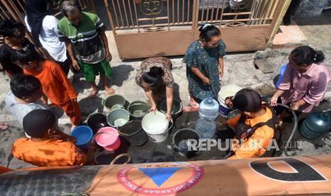 Petugas BPBD mendistribusikan air bersih untuk warga terdampak kekeringan (ilustrasi)