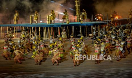 Penari menghibur penonton saat Upacara Pembukaan PON XX Papua di stadion Lukas Enembe, Kompleks Olahraga Kampung Harapan, Distrik Sentani Timur, Kabupaten Jayapura Papua, Sabtu (2/10). Presiden Republik Indonesia Joko Widodo resmi membuka gelaran PON Papua yang berlangsung hingga 15 Oktober 2021 mendatang. PON Papua mempertandingkan 56 cabang olahraga dengan diikuti sebanyak 6.442 atlet. Republika/Thoudy Badai