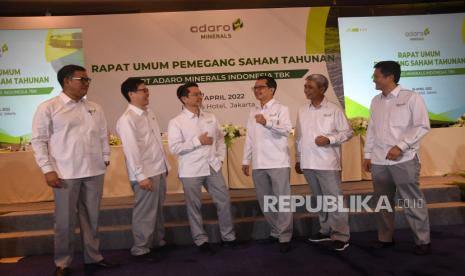 Presiden Direktur PT Adaro Minerals Indonesia Tbk. (Adaro Minerals) Christian Ariano Rachmat (ketiga kiri). Anak usaha PT Adaro Energy Indonesia Tbk, PT Adaro Minerals Tbk (ADMR) menyiapkan investasi paling tidak 1,1 miliar dolar AS untuk proyek pabrik pemurnian aluminium di Kalimantan Utara.