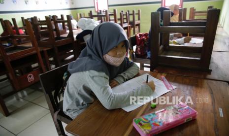  Siswa mengikuti kelas sambil mematuhi protokol kesehatan pada sesi kelas di SD Nurul Amal di Tangerang Selatan, Indonesia, 23 November 2020. Pemerintah pusat memberikan kewenangan penuh kepada pemerintah daerah untuk membuka kembali sekolah dan melaksanakan proses pembelajaran tatap muka yang akan dimulai pada Januari 2021 di tengah pandemi virus korona.