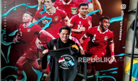 Ketua Umum PSSI Erick Thohir saat berkunjung ke gerai Garuda Store di kompleks Stadion Utama Gelora Bung Karno (SUGBK), Jakarta, Sabtu (17/6/2023). Dalam kunjungan tersebut Ketua PSSI Erick Thohir meninjau persiapan sektor UMKM yang menjual merchandise Timnas Indonesia jelang laga FIFA Matchday antara Timnas Indonesia melawan Timnas Argentina pada Senin 19 Juni 2023 mendatang. Selain itu, Erick Thohir berharap dengan adanya laga tersebut mampu meningkatkan pendapatan di sektor UMKM di kawasan SUGBK.