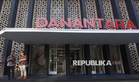 Sejumlah karyawan mengobrol di depan Gedung Badan Pengelola Investasi Daya Anagata Nusantara (BPI Danantara) di Jakarta, Jumat (7/2/2025). BPI Danantara telah dibentuk melalui pengesahan RUU tentang perubahan ketiga atas UU Nomor 19 tahun 2003 tentang BUMN menjadi UU akan mengelola dan mengoptimalkan seluruh aset dan investasi BUMN. 