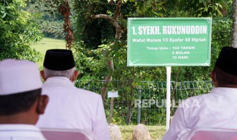 Nabi Muhammad Ucapkan Salam Seperti Ini saat Ziarah Kubur. Foto: Wakil Presiden Maruf Amin didampingi Gubernur Sumatera Utara Edy Rahmayadi mengunjungi Komplek Makam Mahligai, di Desa Aek Dakka untuk melakukan Ziarah Makam, tahlil dan doa, di Barus, Tapanuli Tengah, Rabu (15/02/2023). BPMI/Setwapres