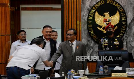 Ketua Umum PSSI Mochamad Iriawan (tengah), Menteri Koordinator Politik, Hukum, dan HAM (Menko Polhukam) Mahfud Md (kanan) saat tiba di Gedung Kemenko Polhukam, Jakarta, Selasa (11/10/2022). Ketum PSSI Iwan Bule didampingi Wakil Ketua Umum Iwan Budianto, Sekjen PSSI Yunus Nusi beserta jajaran lainnya memenuhi panggilan Tim Gabungan Independen Pencari Fakta (TGIPF) Tragedi Kanjuruhan untuk dimintai keterangan terkait hasil temuan tim gabungan atas peristiwa yang menewaskan sebanyak 131 orang. Republika/Thoudy Badai