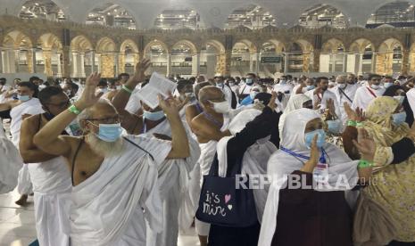 402  PPIU Siap Diberangkatkan Umroh. Foto:   Jamaah umroh mengelilingi Ka