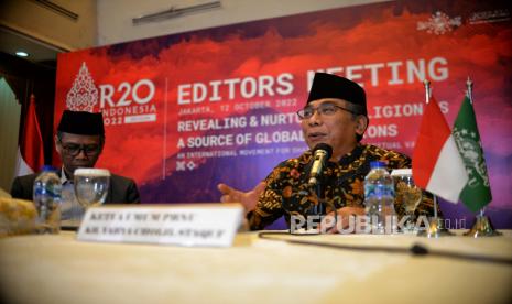 Ketua Umum Pengurus Besar Nahdlatul Ulama (PBNU) Yahya Cholil Staquf (kanan) saat memimpin diskusi dalam acara Editorial Meeting Religion of Twenty (R20) di Kantor PBNU, Jakarta, Rabu (12/10/2022). PBNU bersama Liga Muslim Dunia (Rabithah al-Alam al-Islami) dan didukung oleh Kementerian Luar Negeri Indonesia berencana menggelar kegiatan Religion Forum (R20) International Summit of Religious Leaders yang merupakan rangkaian kegiatan G20 yang akan diselenggarakan di Bali pada 2-3 November 2022 mendatang yang akan dihadiri sejumlah tokoh agama dunia.Yahya Cholil Staquf: PBNU Bekerja Laksana Pemerintahan