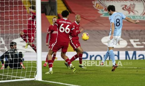 Ilkay Guendogan dari Manchester City, kanan, mencetak gol kedua timnya selama pertandingan sepak bola Liga Premier Inggris antara Liverpool dan Manchester City di Stadion Anfield, Liverpool, Inggris, Minggu, 7 Februari 2021. 