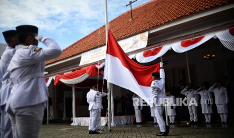 Anggota Paskibra membentangkan bendera Merah Putih saat upacara Sumpah Pemuda di Museum Sumpah Pemuda, Jakarta, Jumat (28/10/2022). Upacara tersebut diikuti oleh sejumlah siswa dan tenaga pendidik di SMK dan SMA di beberapa daerah di Jakarta dalam rangka memperingati ke-94 Hari Sumpah Pemuda setiap tanggal 28 Oktober.  